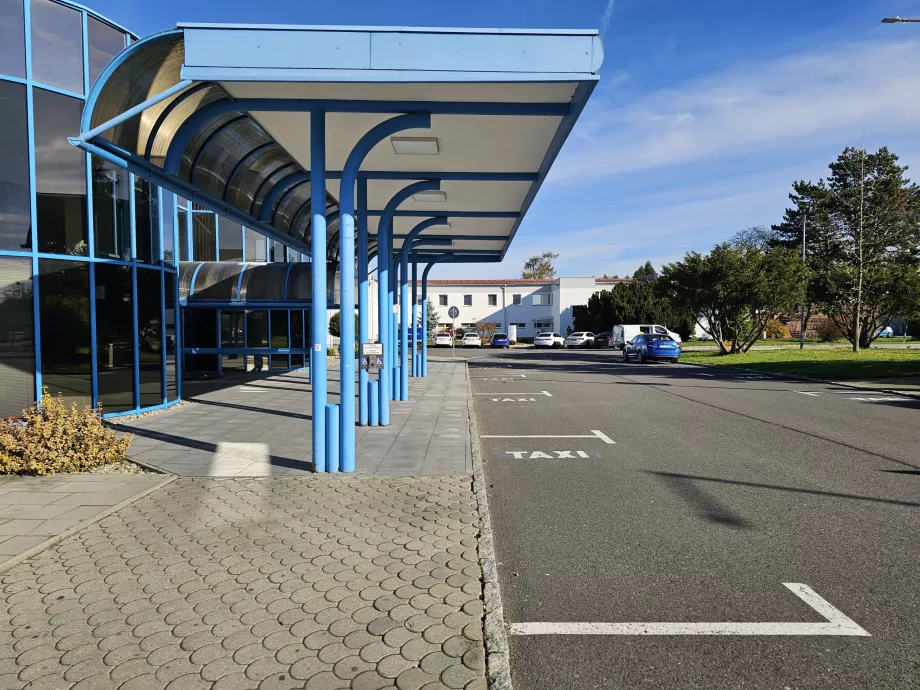 Postój taksówek przed halą przylotów