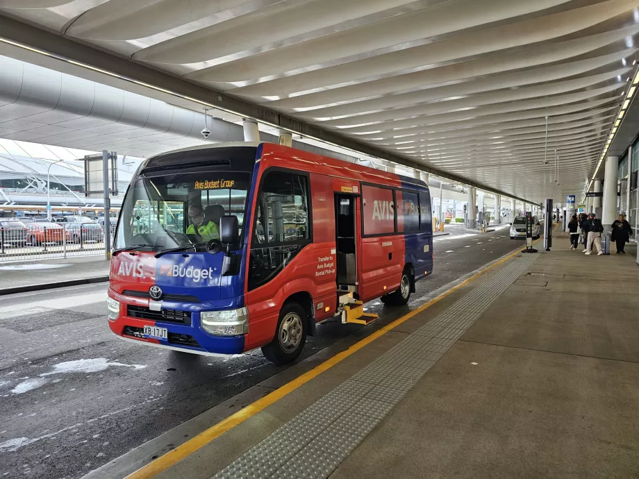 Autobusy wahadłowe do wypożyczalni samochodów z terminali 2 i 3