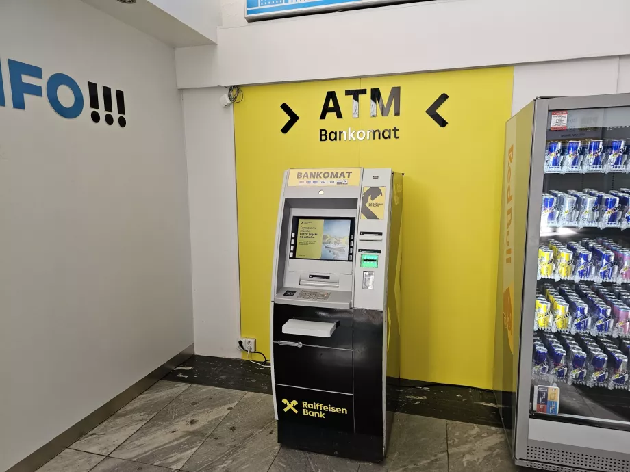 Bankomat w hali przylotów
