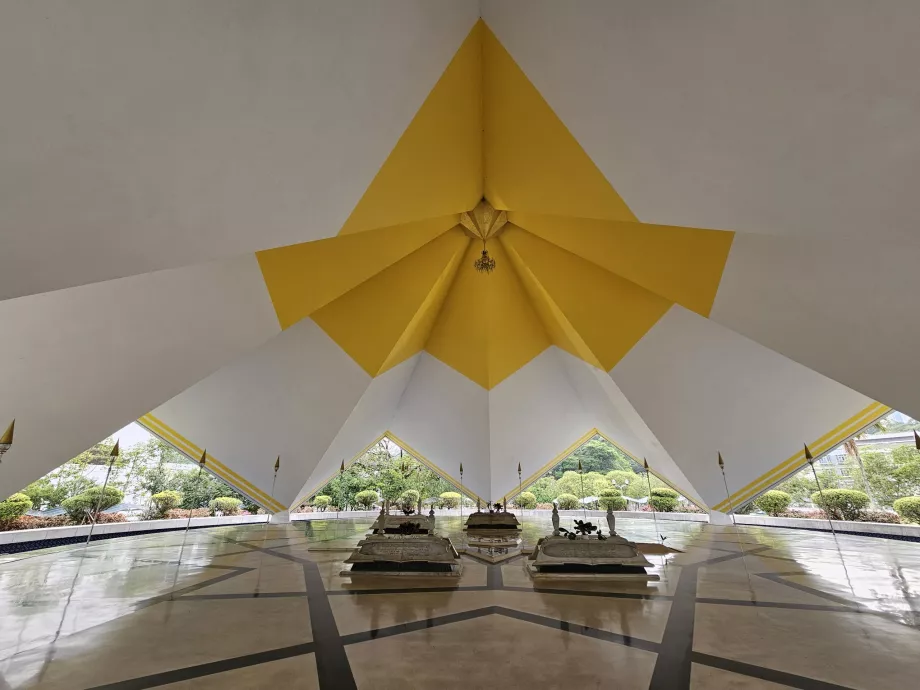 Meczet Narodowy, grobowiec Makam Pahlawan