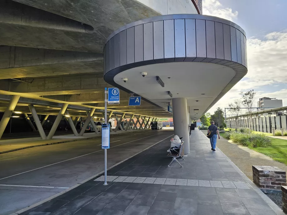 Przystanek autobusowy w kierunku lotniska w centrum miasta