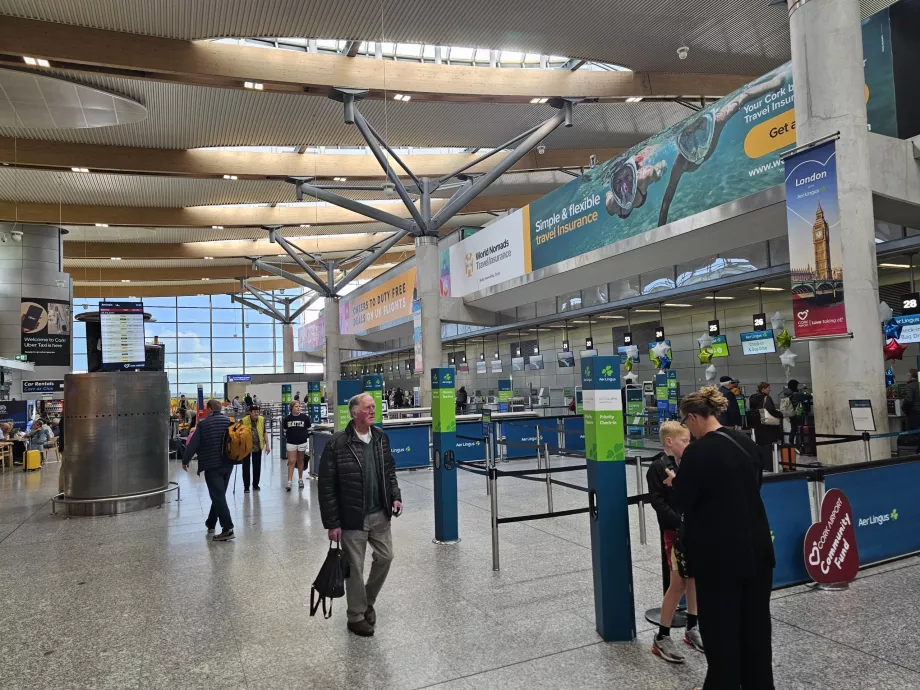 Stanowiska odprawy w hali odlotów