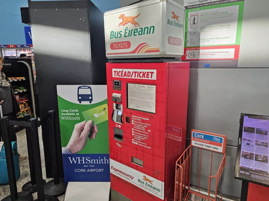 Automat biletowy w hali przylotów