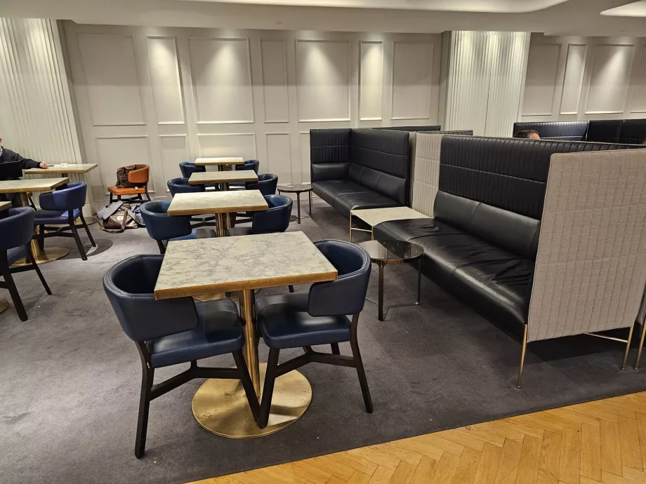 Stoły jadalne na 1. piętrze