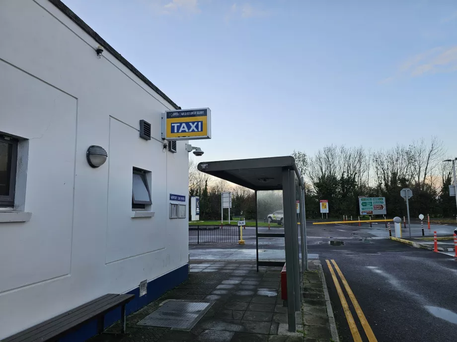 Postój taksówek i przystanek autobusowy