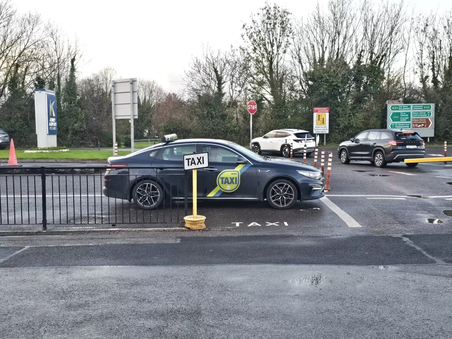 Postój taksówek przed terminalem