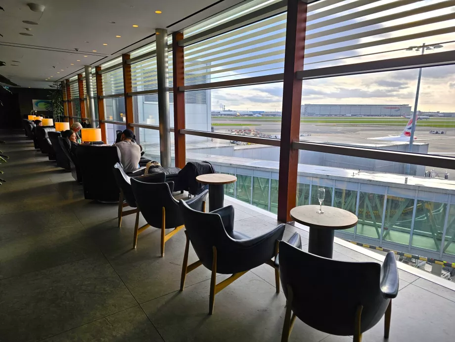 Fotele z widokiem na asfalt