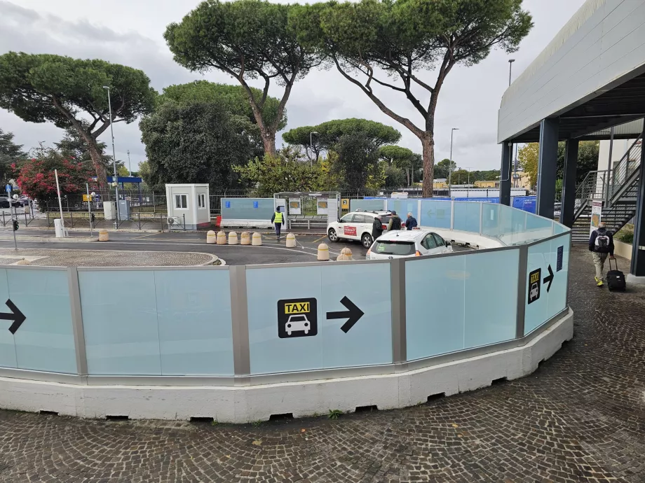 Postój taksówek przed halą przylotów