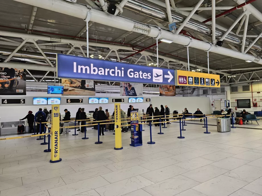 Hala odlotów ze stanowiskami odprawy