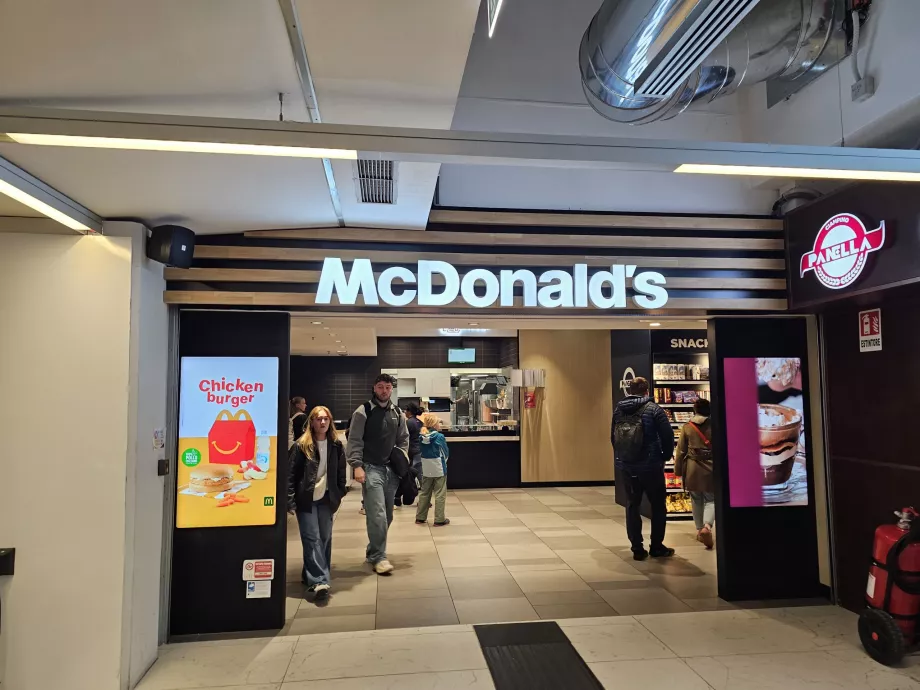 McDonald's w hali odlotów, strefa publiczna
