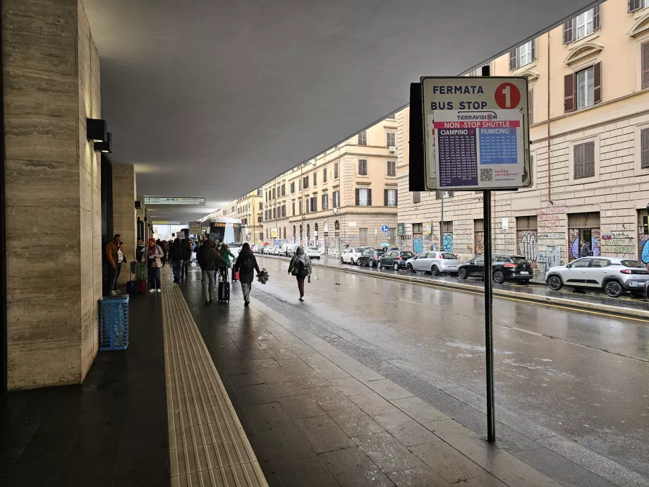 Autobus ekspresowy zatrzymuje się przed dworcem Roma Termini