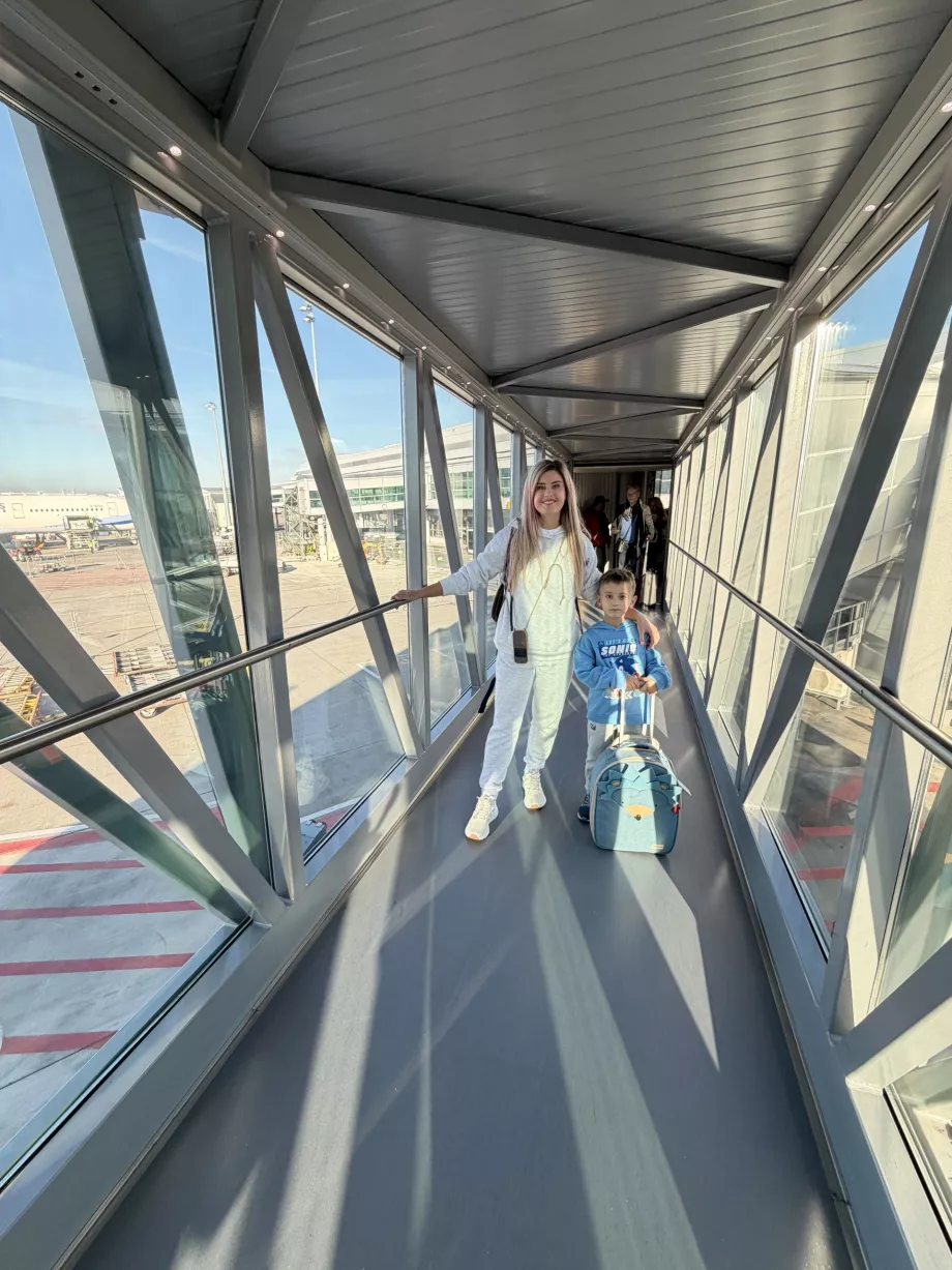 Kobieta ze starszym synem na moście