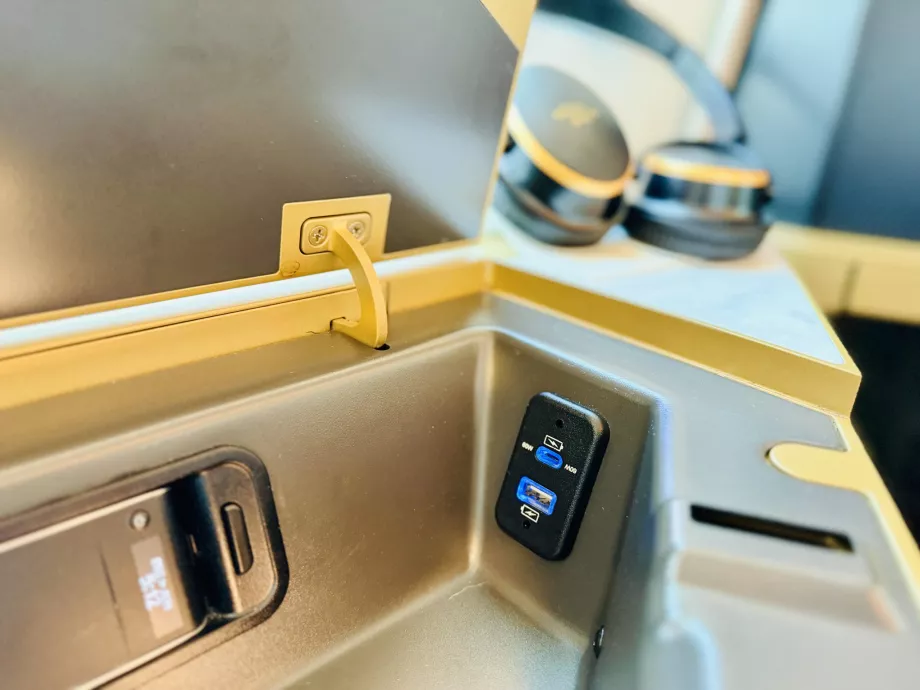 Gniazda USB-C i USB-B do ładowania