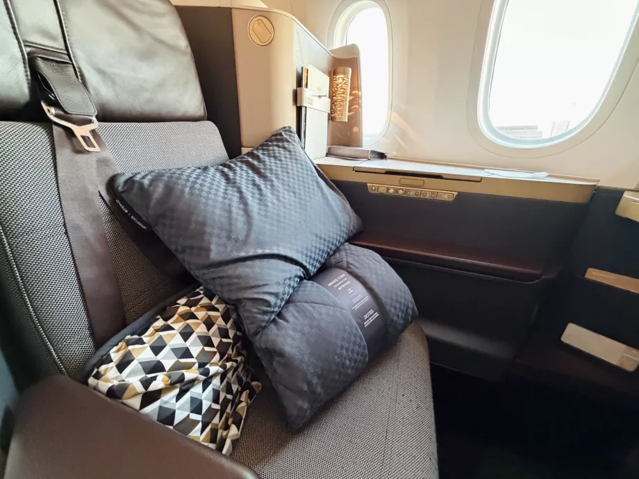 Podparcie pleców, poduszka i koc Armani