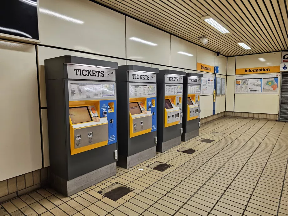 Automaty biletowe na stacjach metra