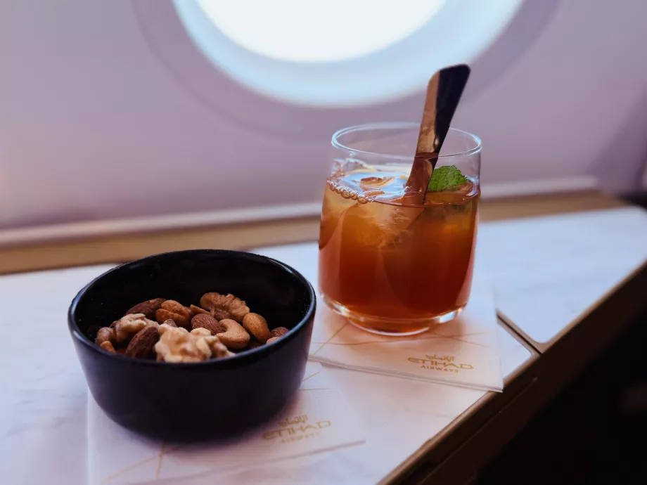 Podgrzana mieszanka orzechów i mrożona herbata