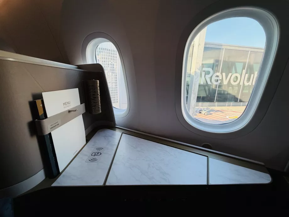 Składany stolik i bezprzewodowe ładowanie