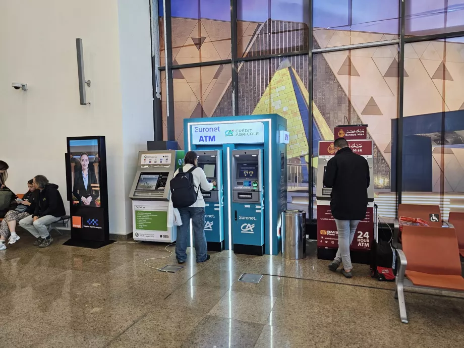 Bankomaty przed kontrolą paszportową