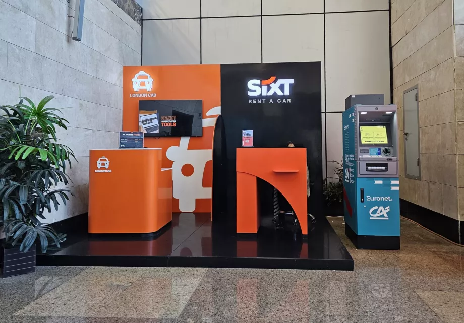 Wypożyczalnia samochodów w hali przylotów