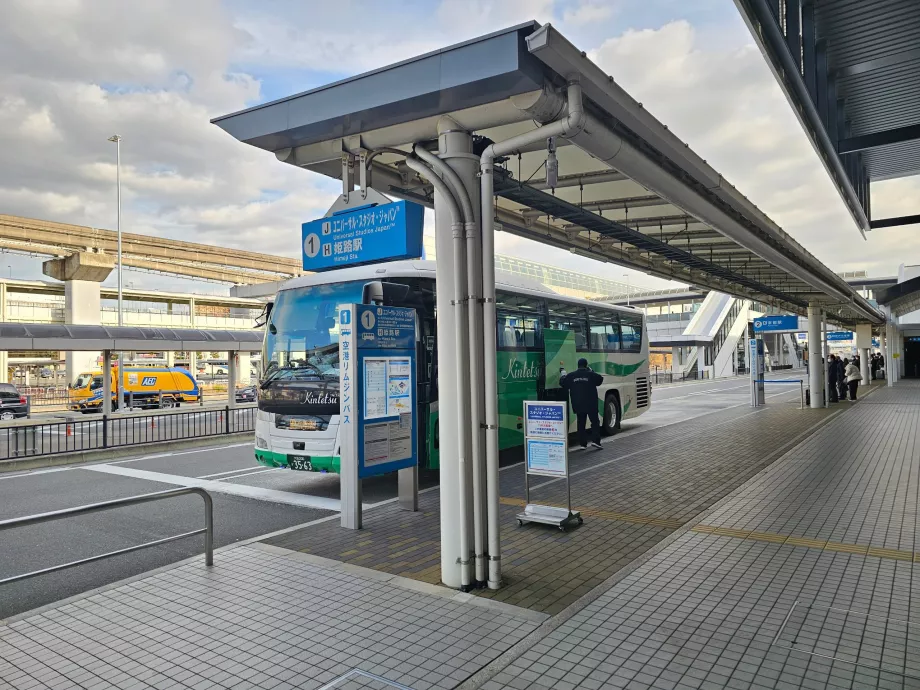 Autobus przed terminalem