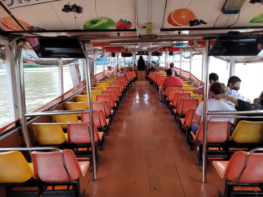 Wnętrze łodzi ekspresowej Chao Phraya