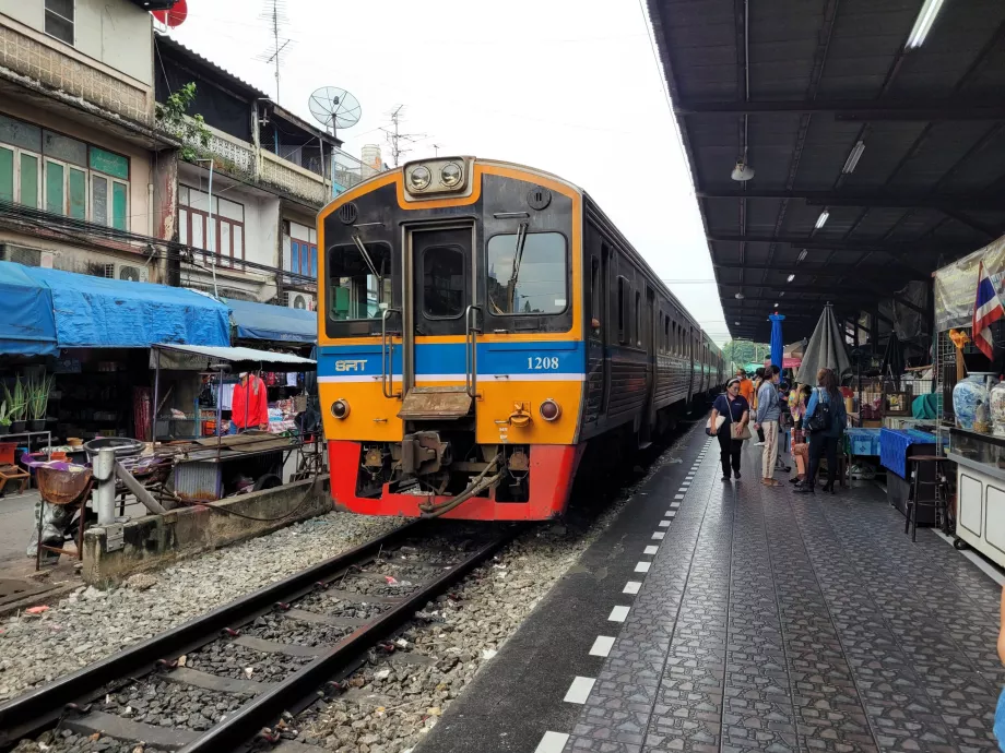 Pociąg do stacji Wongwian Yai
