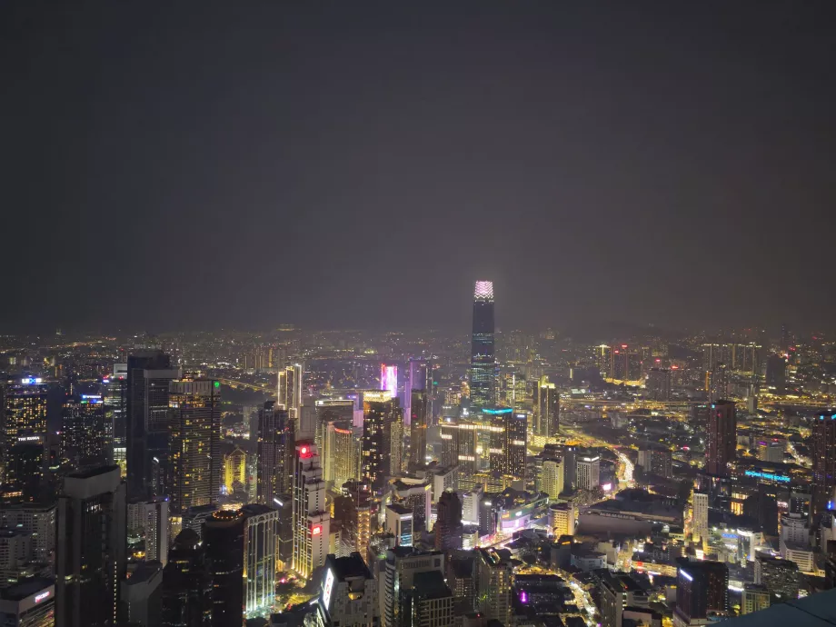 Kuala Lumpur nocą z wieży Menara