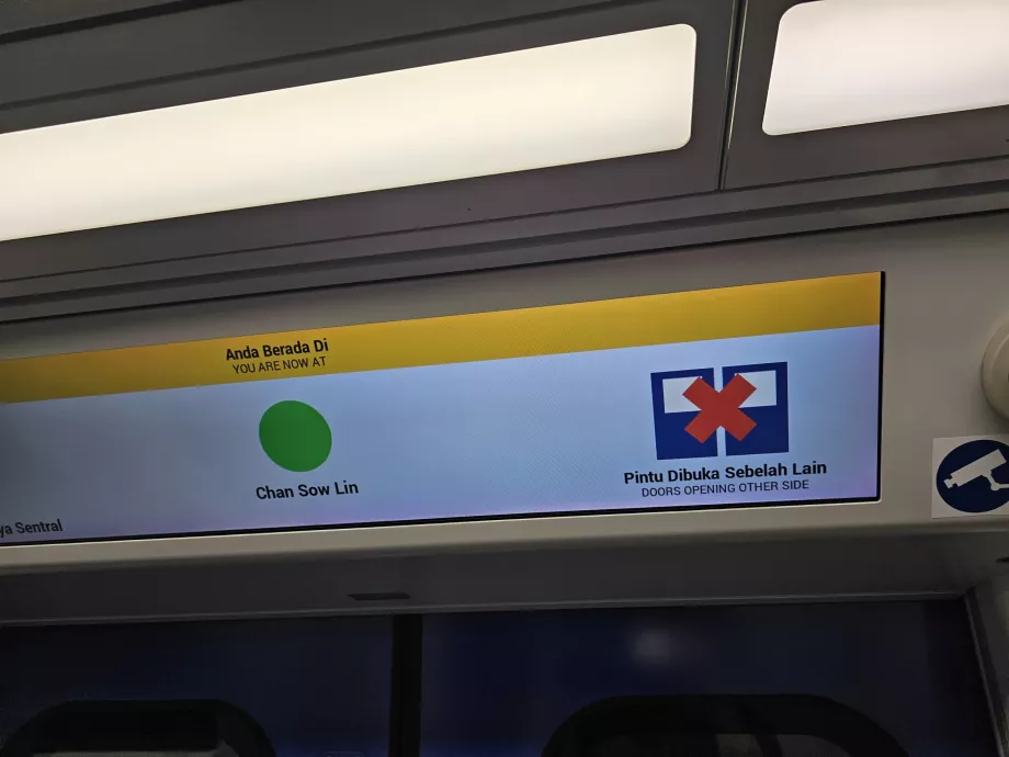 Infografika o tym, po której stronie otwierają się drzwi w metrze