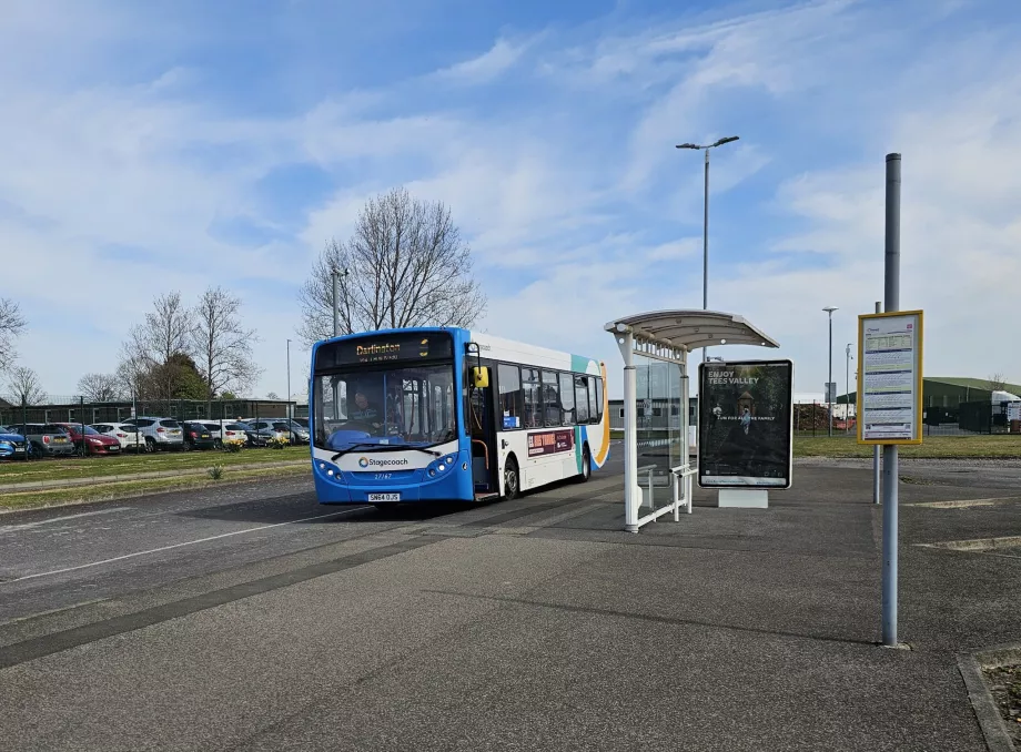 Przystanek autobusowy linii 6 na prawo od terminalu