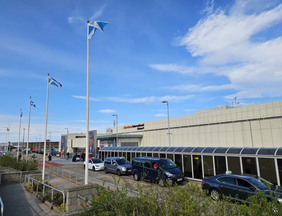 przylot przez lotnisko Aberdeen