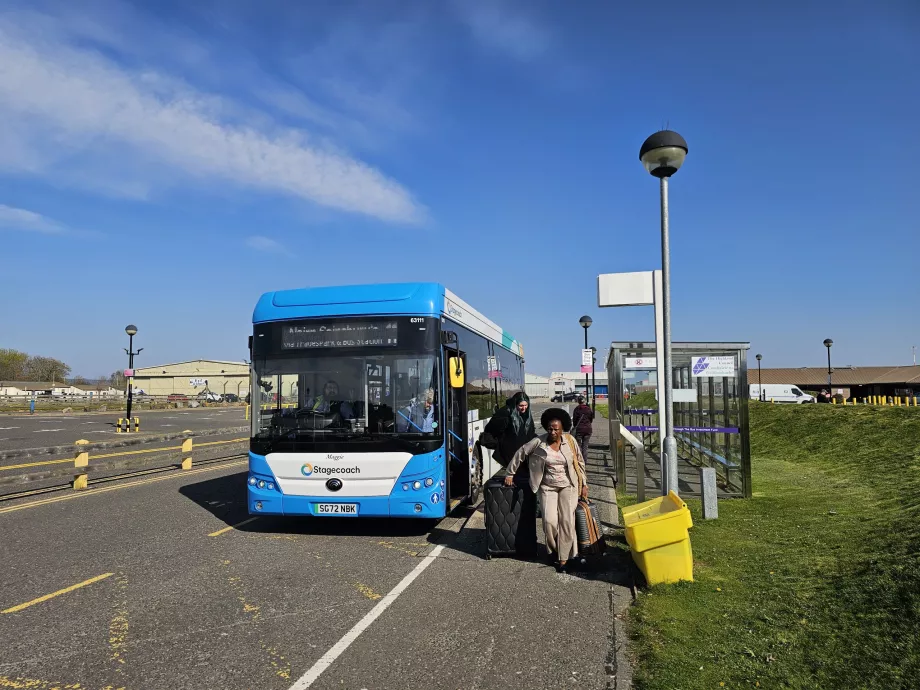 Przystanek autobusowy przed terminalem (kierunek Inverness i Nairn)