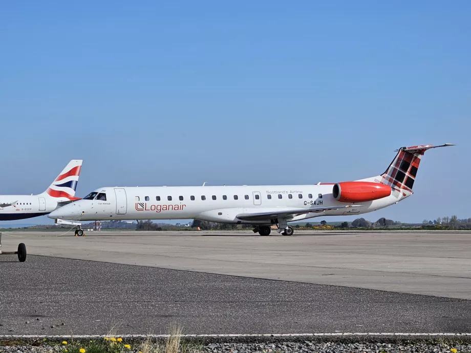 Embraer 145 na lotnisku w Inverness