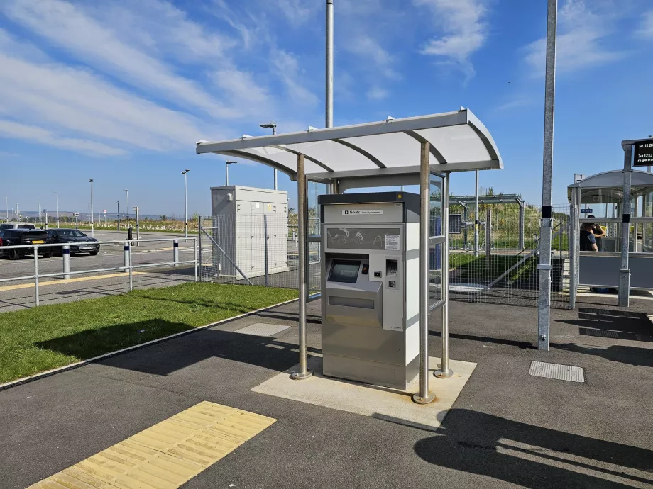 Automat biletowy na peronie kolejowym
