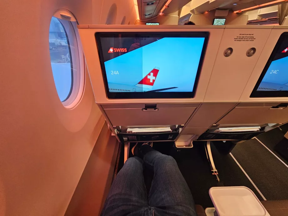 Przestrzeń na nogi i ekran