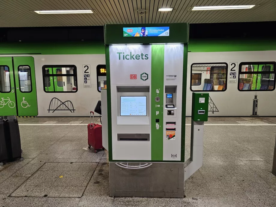 Automat biletowy na peronie