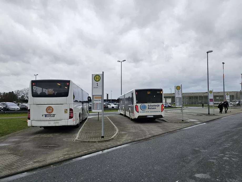 Przystanki autobusowe na lotnisku