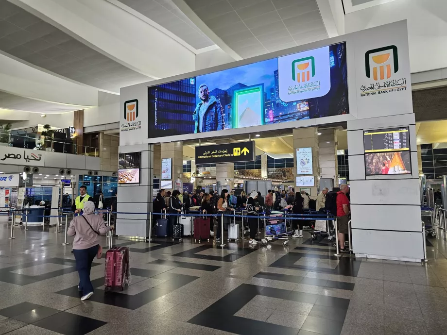 Kontrola bezpieczeństwa przed wejściem do terminalu