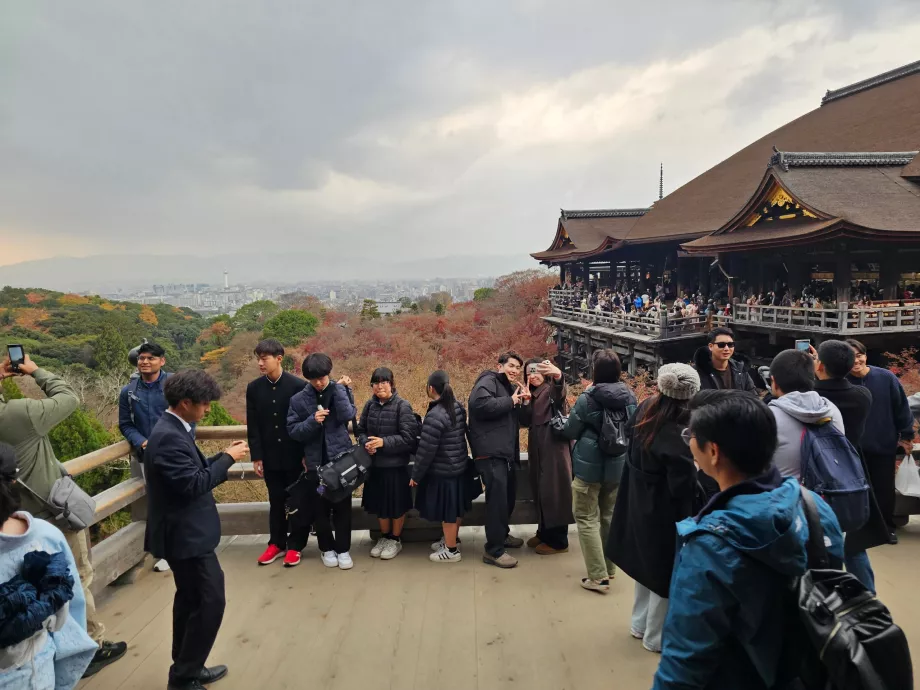 Kiyomizu-dera, perspektywa z tłumami ludzi