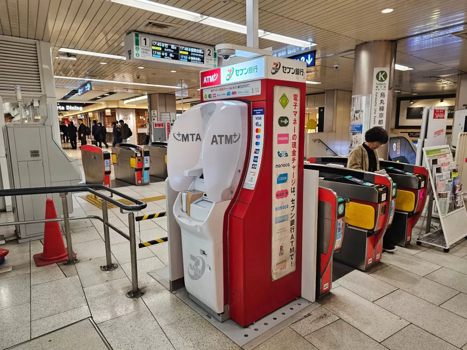 Bankomat na stacji metra