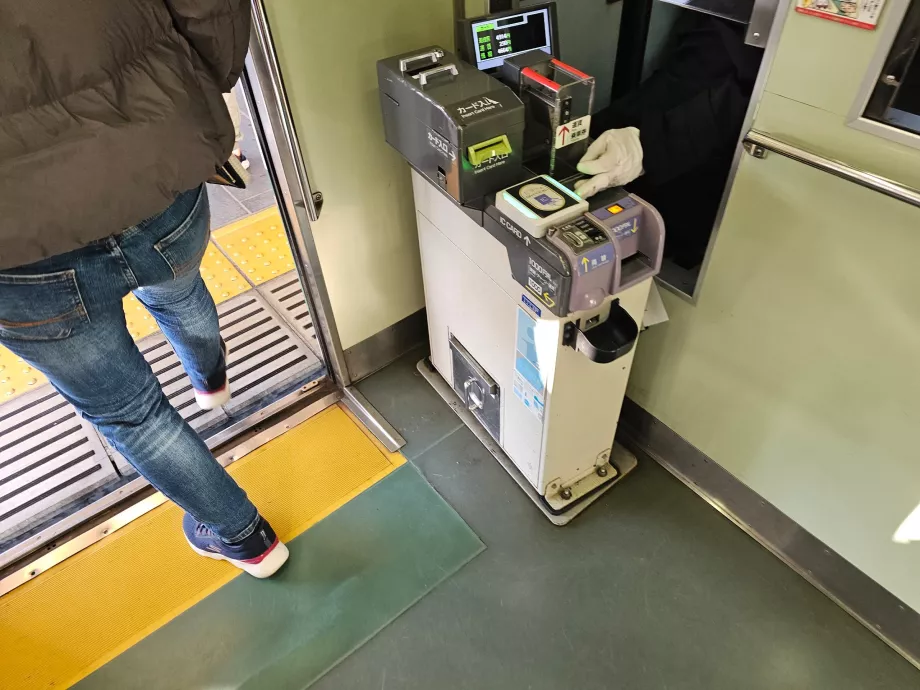 Płacenie za przejazd przy wysiadaniu z tramwaju