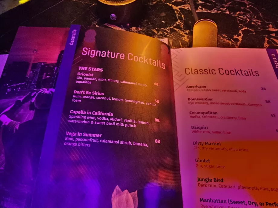 Charakterystyczne koktajle w hotelowym barze