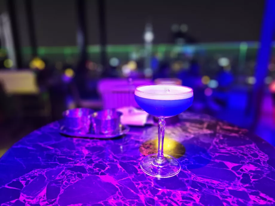 Koktajl w hotelowym barze