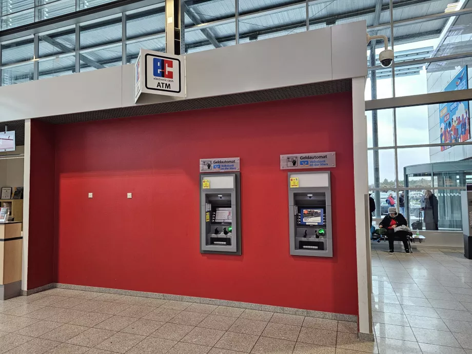 Bankomat w hali przylotów