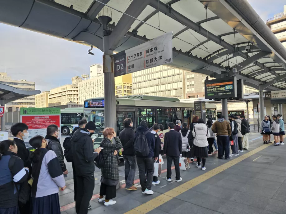 Kolejka do autobusu miejskiego