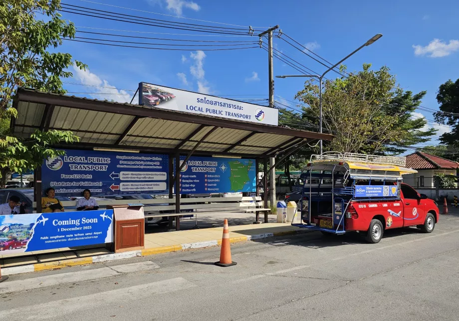 Transport publiczny, przystanek songthawe przed terminalem przylotów