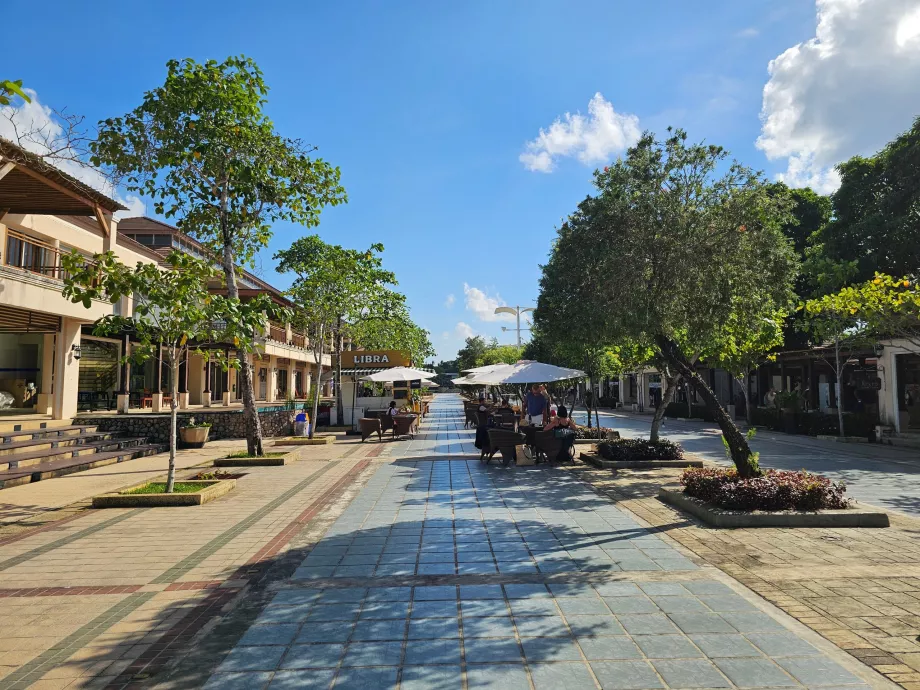 Ulica handlowa między halą odlotów i przylotów, część publiczna