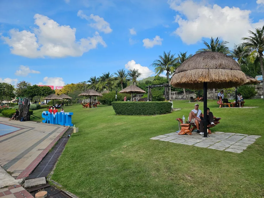 Altany przed lotniskiem, część publiczna