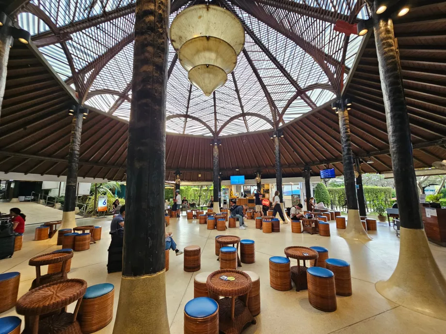 Obszar bramki odlotów w sekcji międzynarodowej