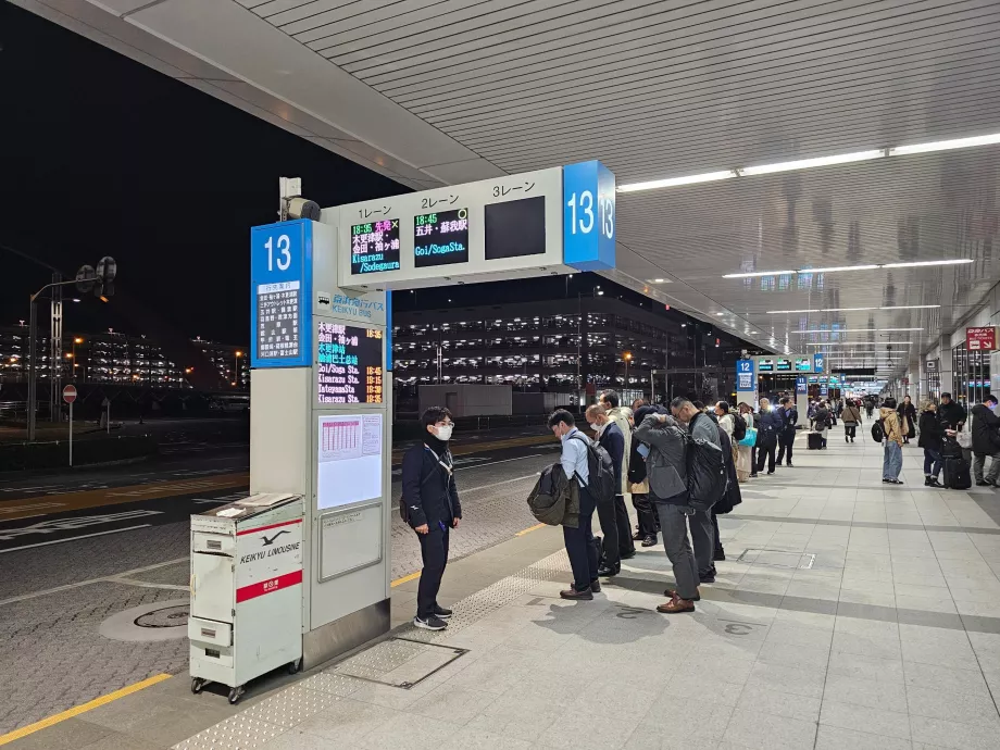 Przystanki autobusowe przed Terminalem 1