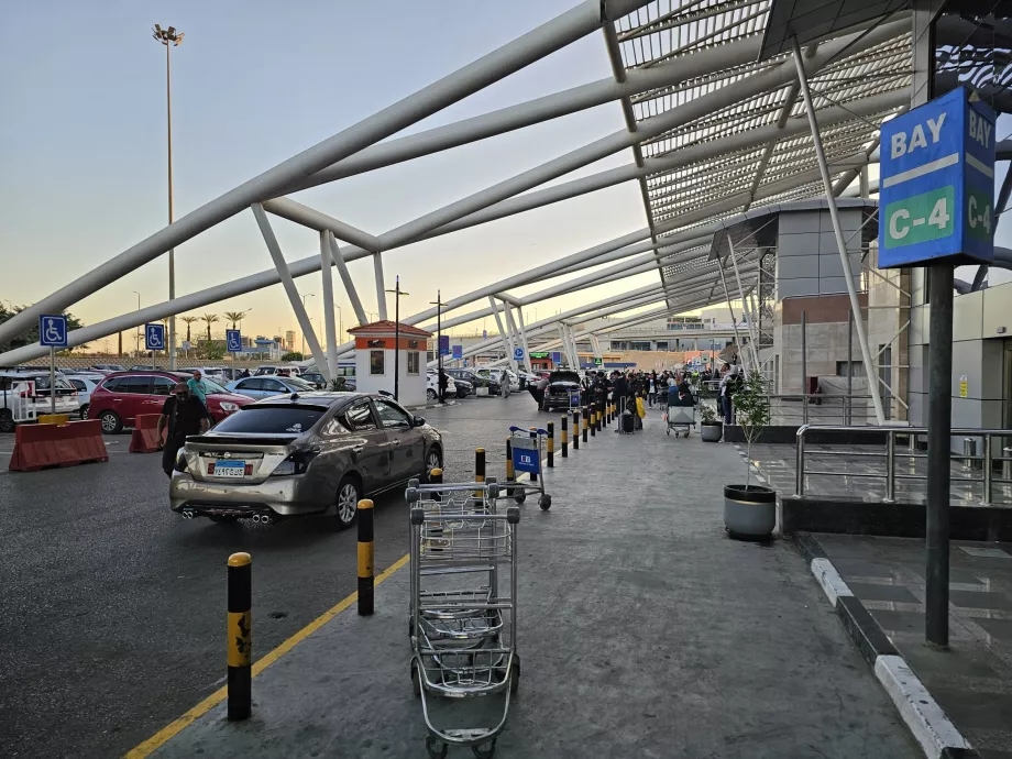 Punkt odbioru Ubera przed terminalami 2 i 3